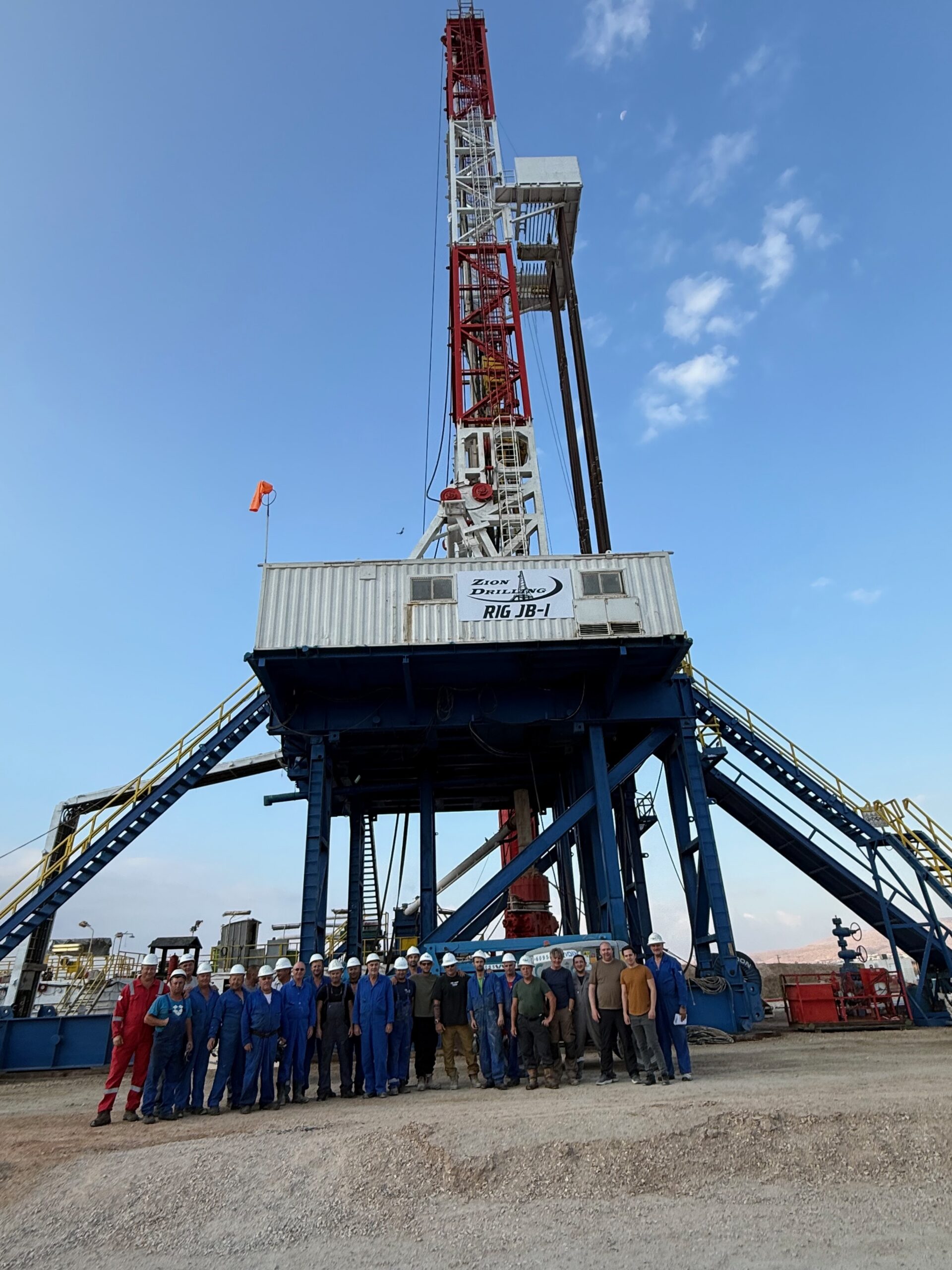 MJ-02 crew gathered at the drilling rig