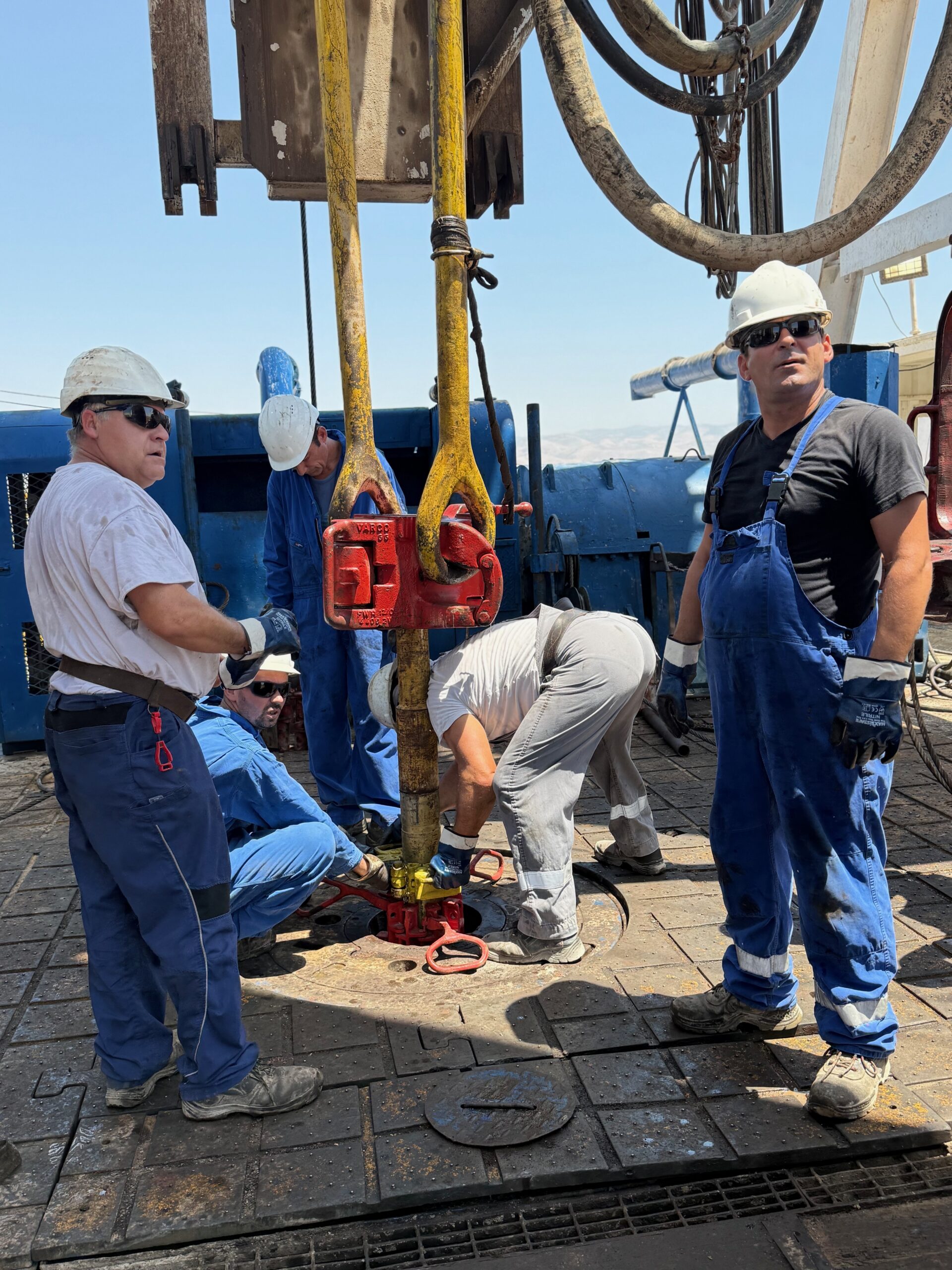 MJ-02 crew carrying out rig-floor operations